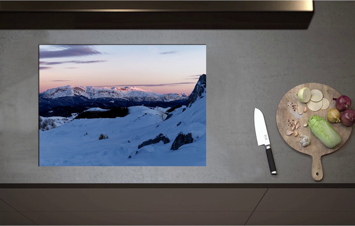 Inductieplaat Beschermer - Bergen bedekt door Laag Sneeuw - 71x52 cm - 2 mm Dik - Inductie Beschermer - Bescherming Inductiekookplaat - Kookplaat Beschermer van Wit Vinyl