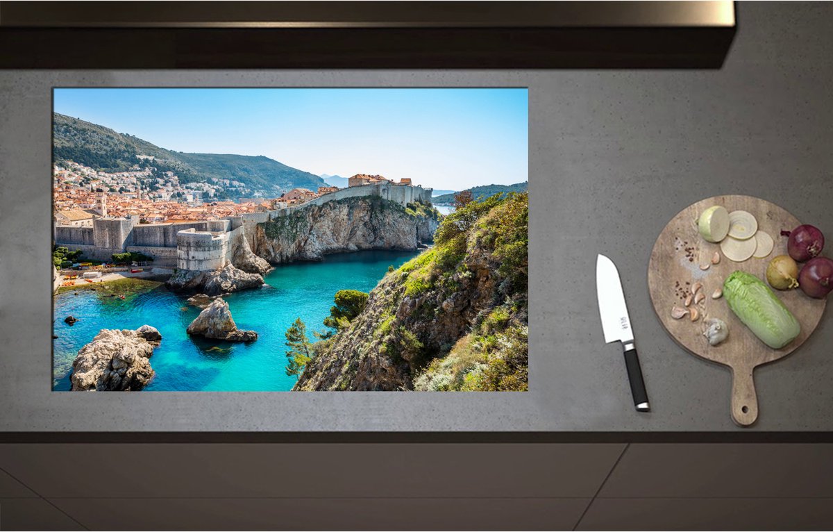 Inductieplaat Beschermer - Baai bij Rotsen op Zomerse Dag in Dubrovnik, Kroatië - 85x55 cm - 2 mm Dik - Inductie Beschermer - Bescherming Inductiekookplaat - Kookplaat Beschermer van Zwart Vinyl