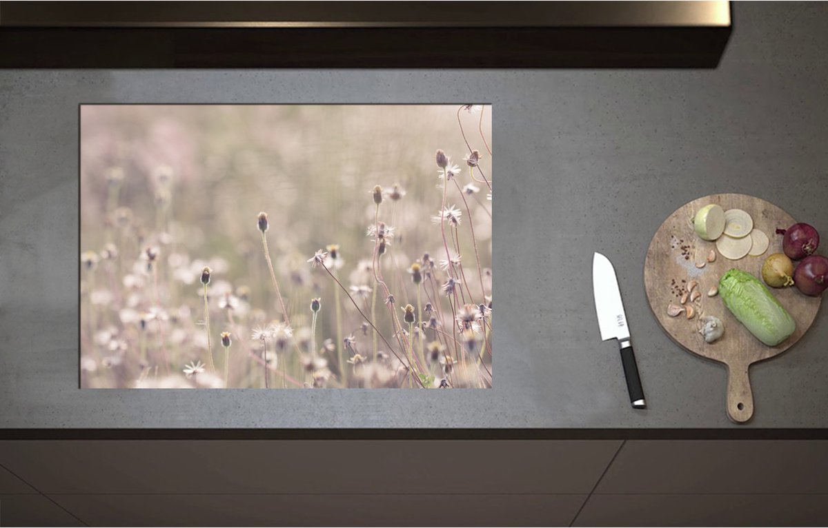 Inductieplaat Beschermer - Bevoreren Kleine Bloempjes in het Veld op Koude Herfstdag - 75x52 cm - 2 mm Dik - Inductie Beschermer - Bescherming Inductiekookplaat - Kookplaat Beschermer van Zwart Vinyl