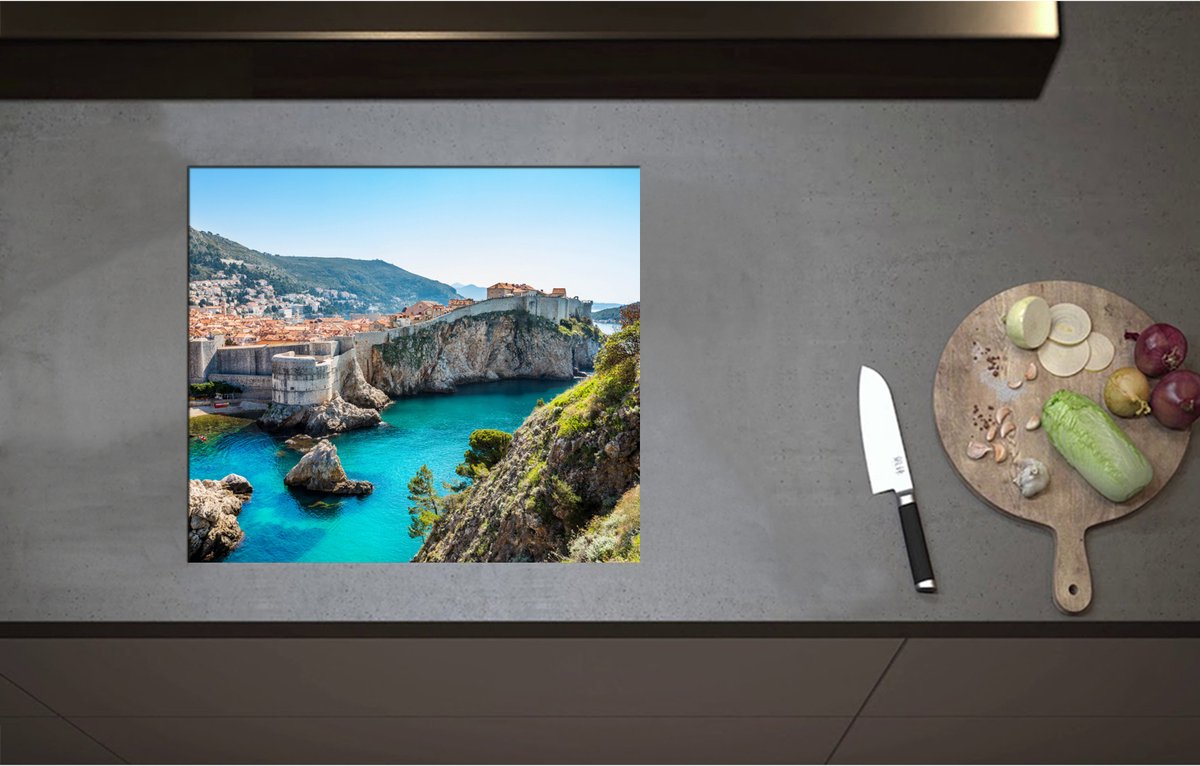 Inductieplaat Beschermer - Baai bij Rotsen op Zomerse Dag in Dubrovnik, Kroatië - 57x50 cm - 2 mm Dik - Inductie Beschermer - Bescherming Inductiekookplaat - Kookplaat Beschermer van Zwart Vinyl