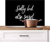 Spatscherm keuken 80x55 cm - Kookplaat achterwand Quotes - Salty but also sweet - Spreuken - Koken - Muurbeschermer - Spatwand fornuis - Hoogwaardig aluminium