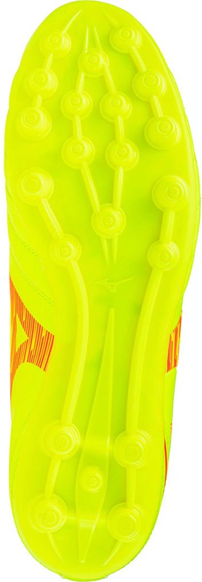 Mizuno Monarcida Neo III Select AG voetbalschoenen in felgeel, met brede pasvorm en zachte kunstleren bovenkant.
