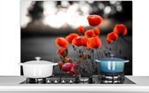 Spatscherm keuken 100x65 cm - Kookplaat achterwand Wilde rode klaprozen in een groot veld met een zwart witte achtergrond - Muurbeschermer - Spatwand fornuis - Hoogwaardig aluminium