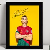 Cristiano Ronaldo Ingelijste Handtekening – 15 x 10cm In Klassiek Zwart Frame – Gedrukte handtekening – Manchester United - Juventus - Real Madrid - Goat of Football - Voetbal - Portugal - Al Nassr