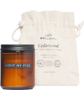 Wellmark geurkaars medium cederwood zwart deksel - 'light my fire'