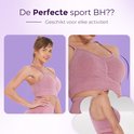Twee afbeeldingen van een vrouw in roze sportbeha met ruching. Links een vooraanzicht, rechts een detail van de borsten.