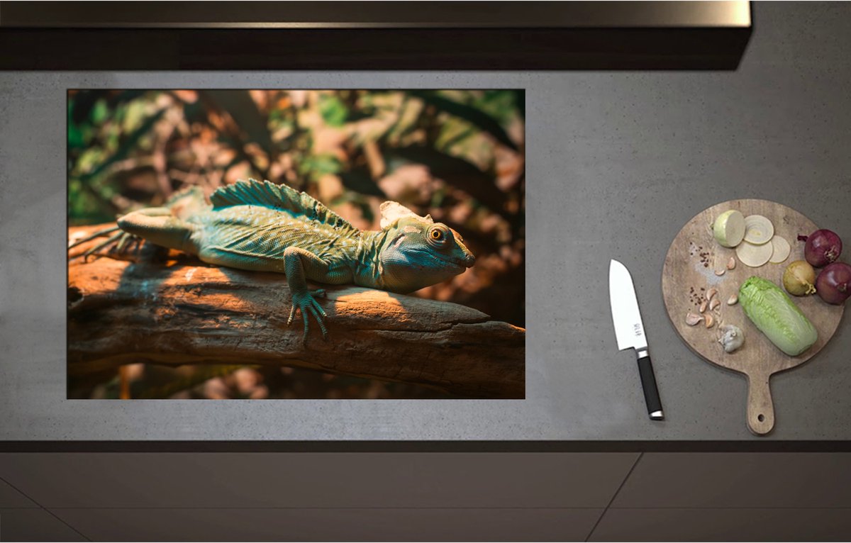 Inductieplaat Beschermer - Blauw-Groene Kameleon Liggend op Houten Boomstam - 80x55 cm - 2 mm Dik - Inductie Beschermer - Bescherming Inductiekookplaat - Kookplaat Beschermer van Zwart Vinyl