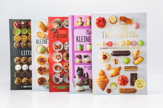 Vijf kookboeken op een rij, waarvan de voorste 'Franse taartjes, klein en groot' heet.