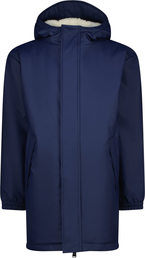Donkerblauwe Vingino regenjas met capuchon en witte fleece voering. Lange pasvorm met rits en twee zakken aan de voorkant.