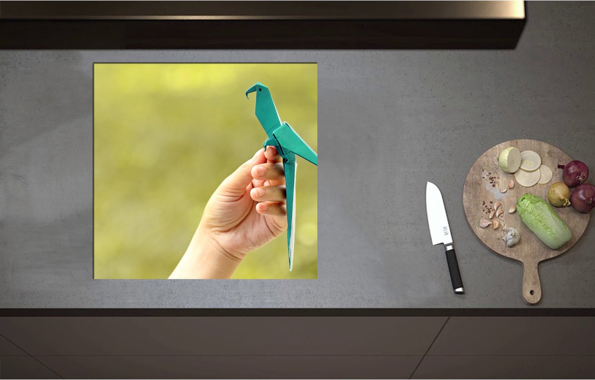 Inductieplaat Beschermer - Blauwe Origami Vogel op Hand van Mens in Groene Omgeving - 57x55 cm - 2 mm Dik - Inductie Beschermer - Bescherming Inductiekookplaat - Kookplaat Beschermer van Wit Vinyl