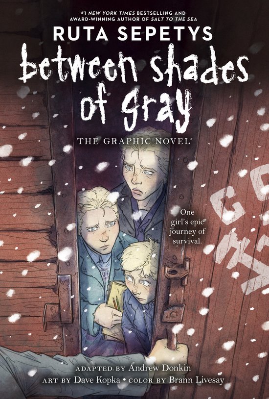 Boekomslag van 'Between Shades of Gray, The Graphic Novel' met 3 bleke kinderen in een houten deurpost, met sneeuwvlokken.