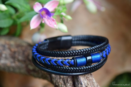 Urn-Crematie-as heren armband-glad PU leer-Zwart-Blauw-Heren armband met crematie-as verwerking in zwarte bedel-2 rvs design bedels-rvs schuif/magneet sluiting-Herinneringsarmband-Assieraad-Herdenkingsssieraad- Assieraad wordt handgemaakt door Jet