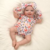Reborn baby pop 'Leanne' - 50 cm - Soft vinyl - Zomerse Outfit - Romper, krabwantjes, haarband, luier, fles, speen, rammelaar - In geschenkdoos