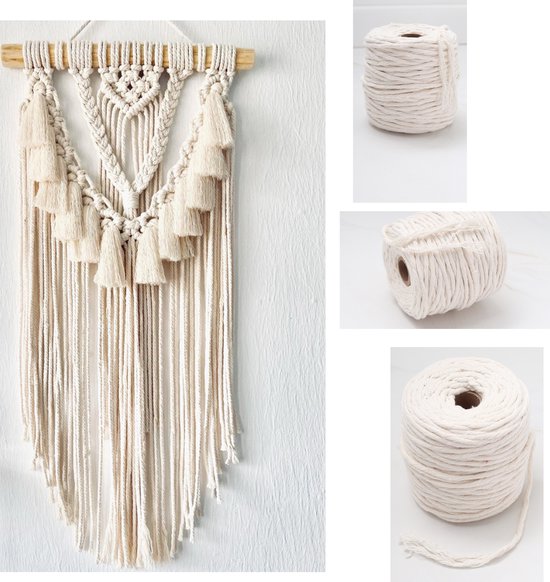 Macramé wandhanger met pompons en een rol ecru touw.