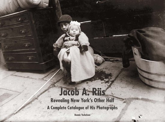 Een jongen met een hoed draagt een baby. Tekst: Jacob A. Riis Revealing New York's Other Half.
