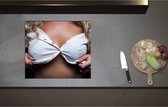 Inductieplaat Beschermer - Blonde Vrouw in Lichtroze Topje met Open Knoopjes - 59x52 cm - 2 mm Dik - Inductie Beschermer - Bescherming Inductiekookplaat - Kookplaat Beschermer van Wit Vinyl