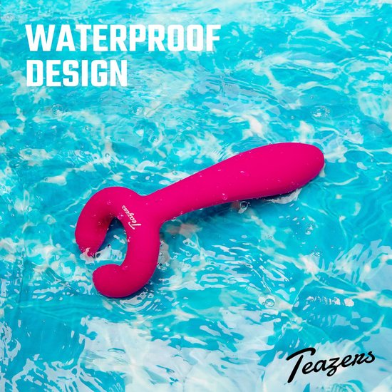 Fuchsia vibrator met gebogen vorm drijft in helderblauw water met bubbels. 'WATERPROOF DESIGN' staat bovenaan.
