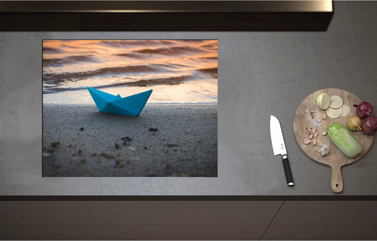 Inductieplaat Beschermer - Blauwe Papieren Origami Bootje Aangespoeld op het Strand tijdens Opkomende Zon - 70x55 cm - 2 mm Dik - Inductie Beschermer - Bescherming Inductiekookplaat - Kookplaat Beschermer van Wit Vinyl