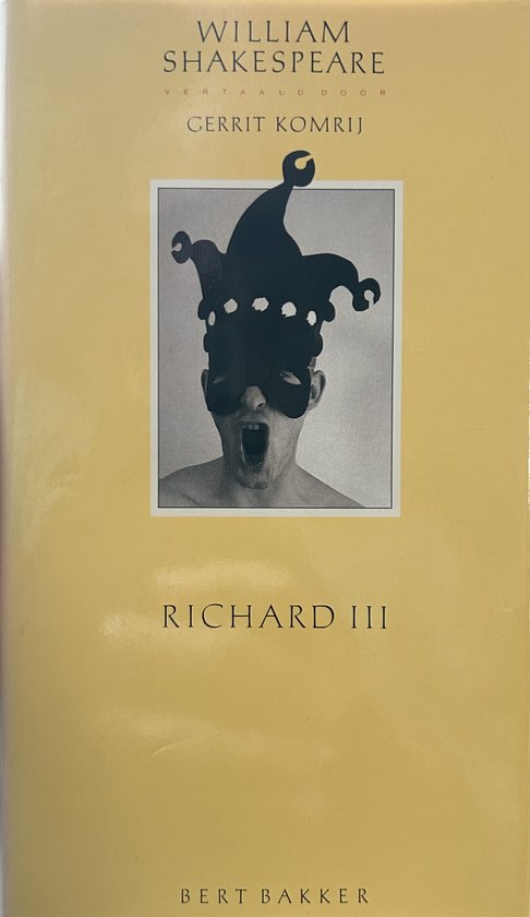 Boekomslag van 'Richard III' door William Shakespeare, vertaald door Gerrit Komrij. Een zwart-wit foto van een man met een narrenkap en masker.