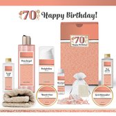 Geschenkset “70 Jaar, Happy Birthday!” - 9 producten - 790 gram | Luxe Cadeaubox voor haar - Wellness Pakket Vrouw - Giftset Vriendin - Moeder - Cadeaupakket oma - Cadeau Zus - Verjaardag - Gefeliciteerd Cadeau - Goud - Zalmroze