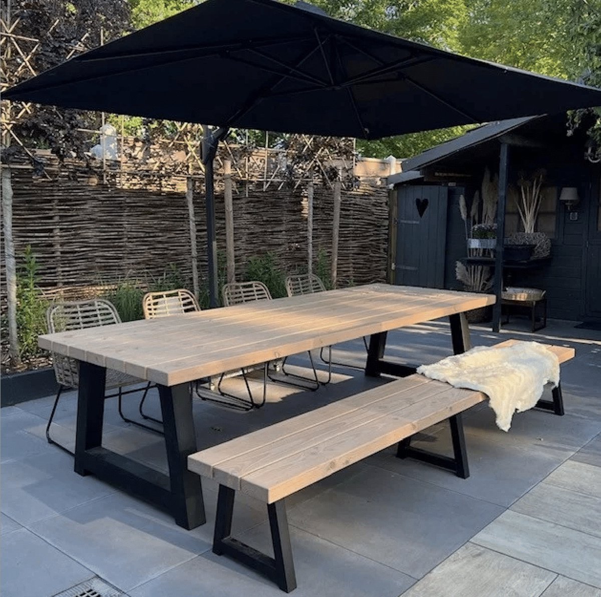 Tuinset Douglas met Tuintafel, Tuinbankje en Stalen A Poten - Robuust design.