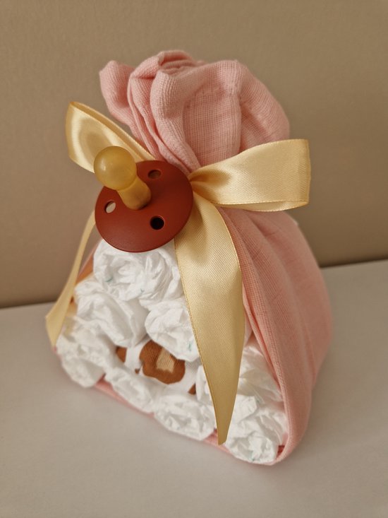 Foto: Luiertaart luierdriehoekje small meisje babyshower kraamcadeau