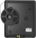 Zwarte 3D-printer met een rol zwart filament aan de achterkant.