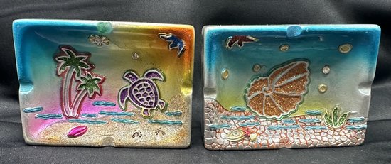 Decoratieve asbakken " tropisch - schelp en schildpad" - Set van 2 stuks - polyresin - meerkleurig - hoogte 2.5 x 9 x 7 cm - Woonaccessoires - Woondecoratie - Asbakken - Tuinaccessoires