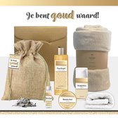 Geschenkset “Je bent goud waard!” - 7 producten - 1070 gram | Luxe Cadeaubox voor haar - Wellness Pakket Vrouw - Giftset Vriendin - Moeder - Cadeaupakket Collega - Cadeau Zus - Verjaardag Oma - Moederdag - Kerstpakket - Cadeau - Goud - Wit - Bruin