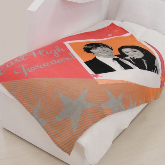 Fleece deken met foto van twee personen, 'East High Forever!' tekst en oranje en grijze sterren.