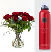 Een boeket met 12 grote rode rozen en Eucalyptusblad met een Rituals Ayurveda Foaming Showergel