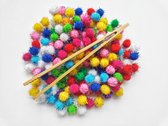 Pompon - 125 pompons Glitter + houten tang - montessorri sensory play speelgoed - sensorisch motorische ontwikkeling sensomotorische - open ended loose parts pompom pompoms open eind einde spel montessori sensory fijne motoriek leren peuter montesori