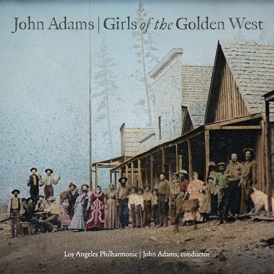 Albumhoes met "John Adams | Girls of the Golden West" en "Los Angeles Philharmonic | John Adams, conductor". Een groep mensen in western kleding staat voor houten gebouwen.