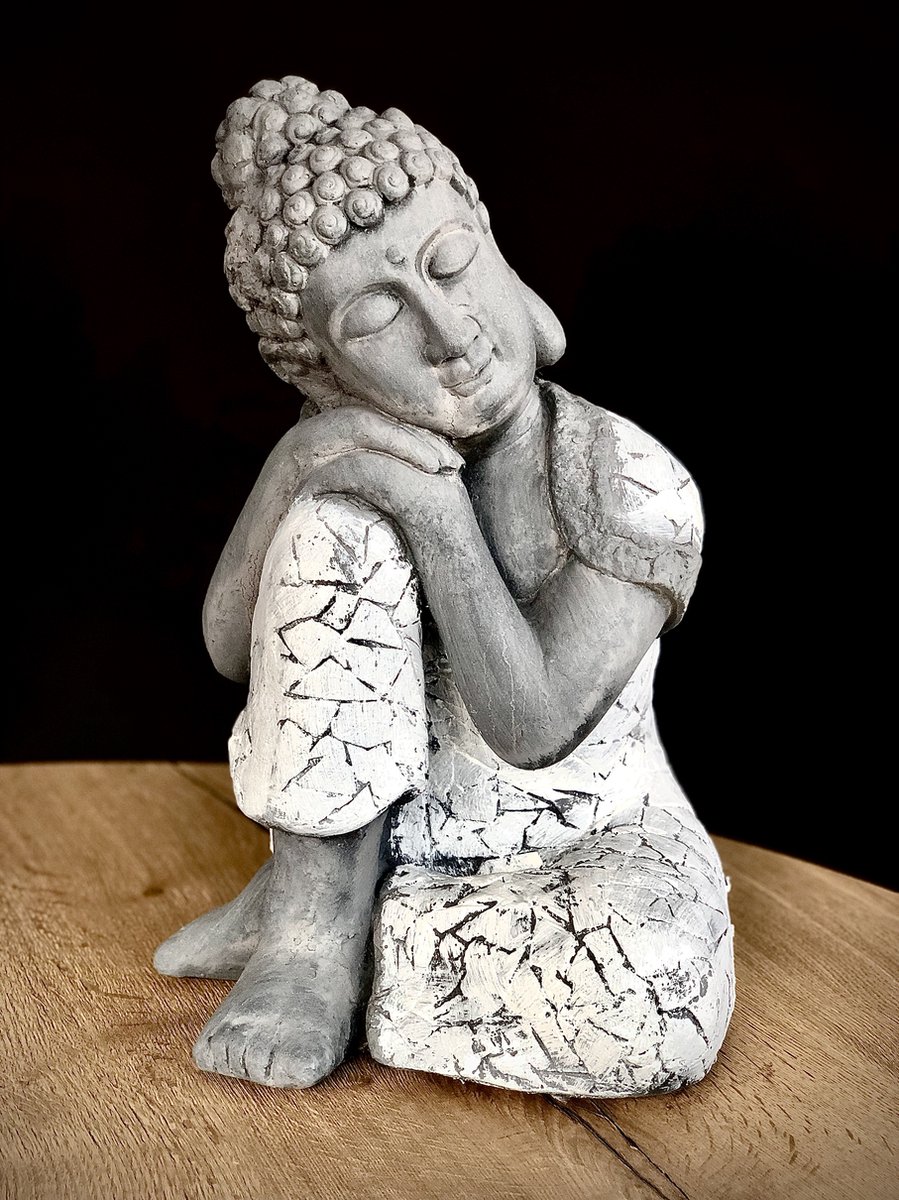 Boeddha Grijs 48 cm hoog - polyresin - kunststof - interieur - voor binnen - interieurdecoratie - decoratiefiguur - modern - geschenk - cadeau - gift - verjaardag - Valentijn - Kerst - Nieuwjaar