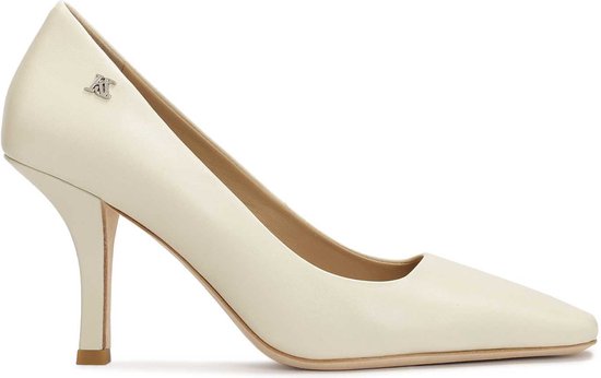 Classic stilettos made of full grain leather in cream color