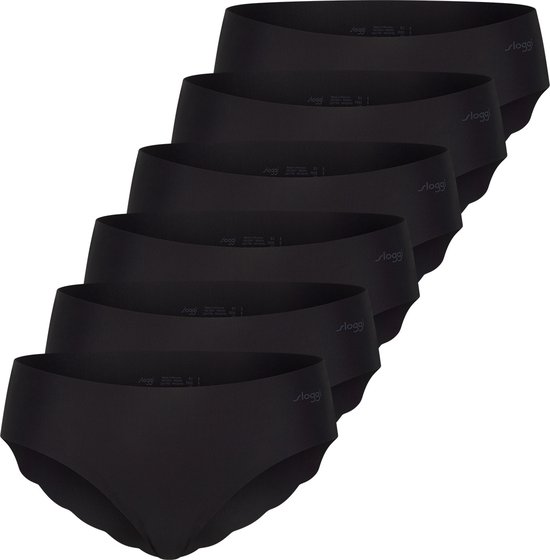 Six culottes noires Sloggi, empilées, avec logo.