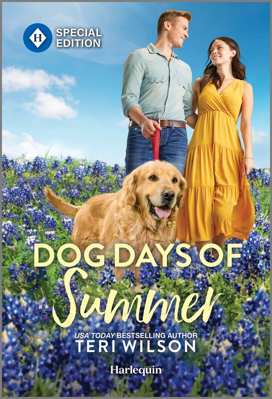 Speciale editie 'Dog Days of Summer' Harlequin roman omslag met een lachend stel en hun golden retriever in een veld met blauwe lupines.