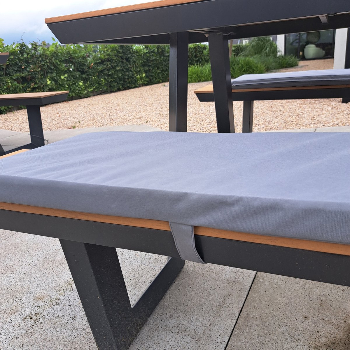 LuLu wonen – 1 Picknicktafel Picknickbank kussen – 150 x 30 cm – 4 cm dik | Licht Grijs | 1 kussen | Waterafstotend Buitenkussen