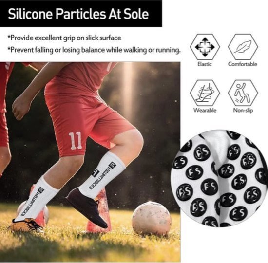Footballeur portant des chaussettes de sport vertes avec crampons antidérapants et logo F3 FOOTBALL SOCKS.