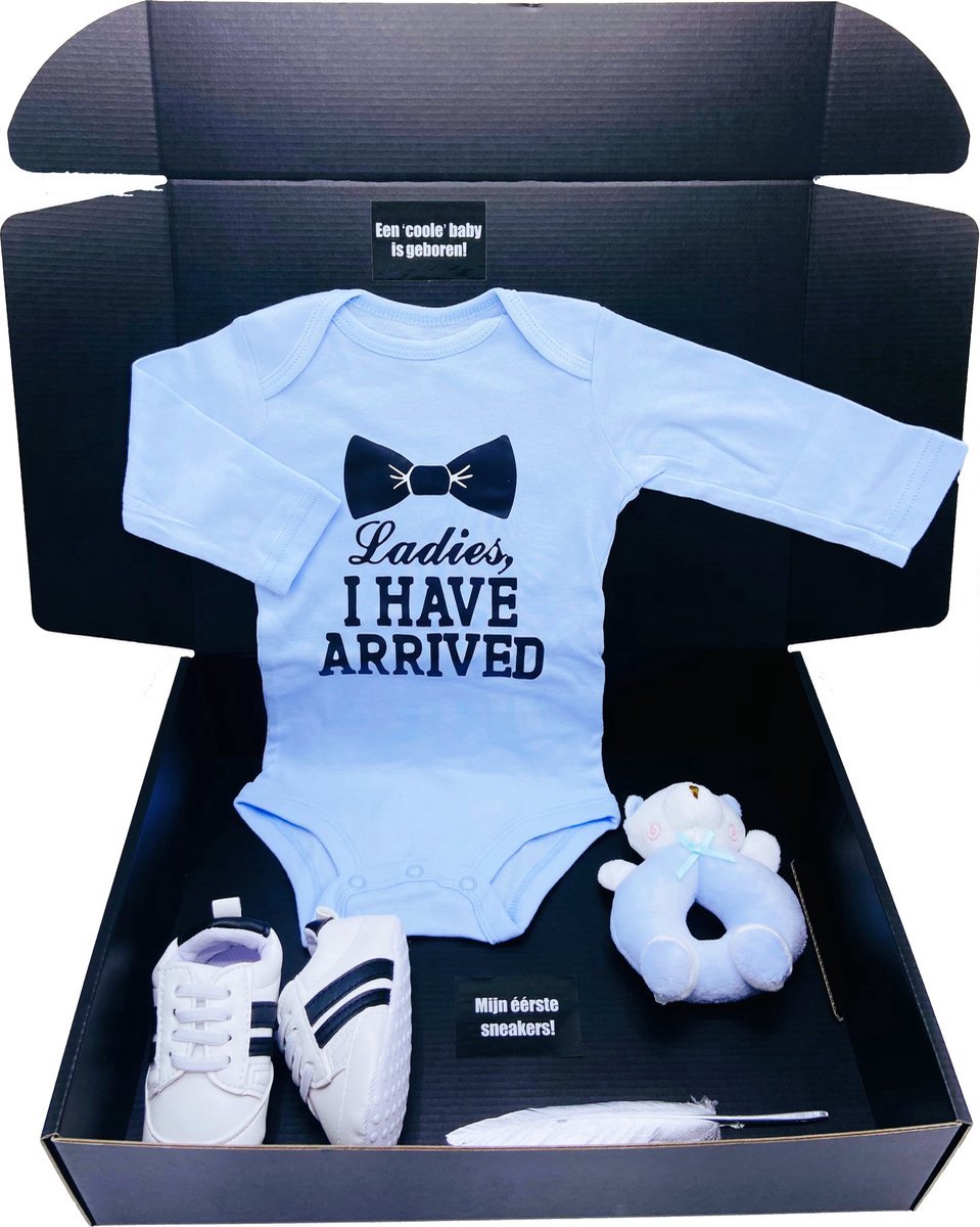 Goedkoopste Kraamcadeau jongen - blauwe romper, babysneakers en rammelaar - cadeau geboorte jongen - geboortegeschenk- Kan ook rechtstreeks worden verstuurd - jongen