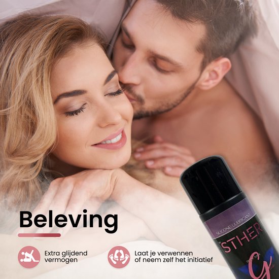 Fles STHER Silicone Lubricant bij een verliefd stel in bed, met tekst "Beleving" en "Extra glijdend vermogen" en "Laat je verwennen of neem zelf het initiatief."