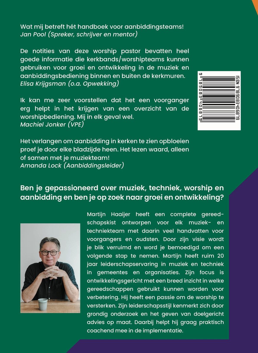 Een man met een bril, die een grijs shirt draagt en een kopje vasthoudt. Tekst over 'handboek voor aanbiddingsteams'.