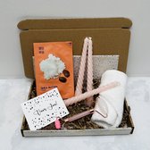Brievenbus cadeau - relax momentje - verzorgingsset - gezichtsroller - gezichtsmasker - cadeau idee - relax cadeau - gezichtsverzorging - roze swirl dinerkaarsen - gezichtshanddoek