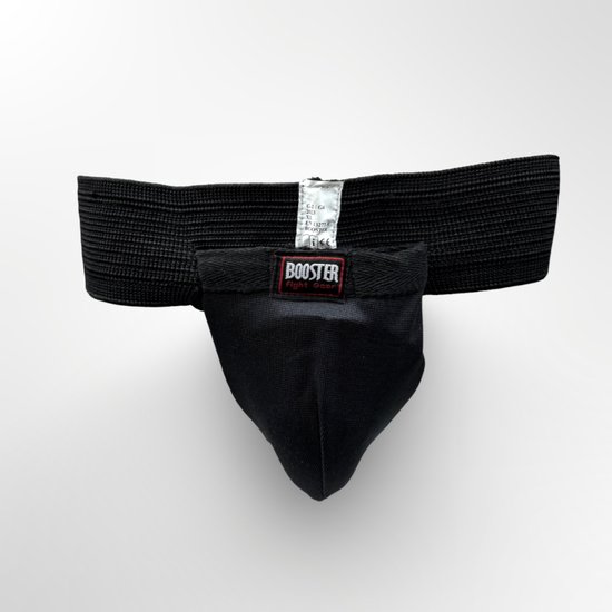 Zwarte kruisbeschermer met brede elastische band, Booster Fight Gear logo en een stoffen zakje.