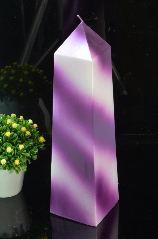 Obelisk Kaars 34 cm in Lila met Wit Metallic (zeer exclusief) Deze handwerkkaars is gemaakt door Candles by Milanne
