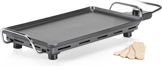 Zwarte elektrische bakplaat met metalen handvatten en houten spatels ernaast. Platte grill.