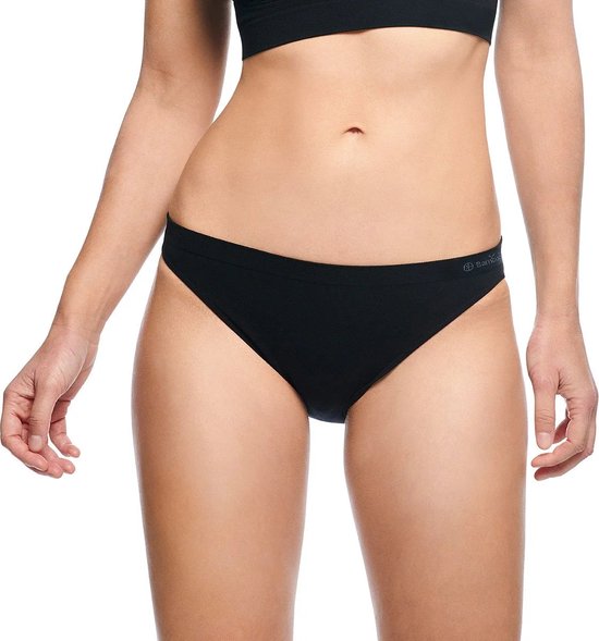 Zwarte naadloze tailleslip van Bamboo Basics met logo op de tailleband, gedragen door een model.