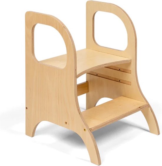Houten opstapje met twee treden en ronde handgrepen, op een witte achtergrond.