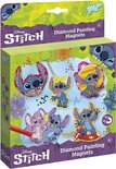 Boîte de loisirs créatifs avec des magnets Stitch diamond painting. Six designs de Stitch dans différentes poses et tenues, des strass et des accessoires.