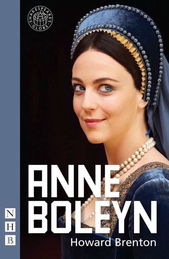Une femme aux yeux bleus et aux cheveux bruns porte une robe en velours bleu ornée d'or et un collier de perles.